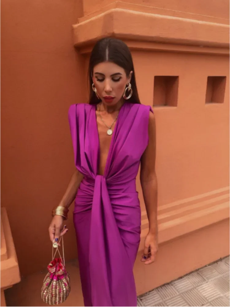 Lina | Elegant Evening Gown with Alluring Deep Neckline