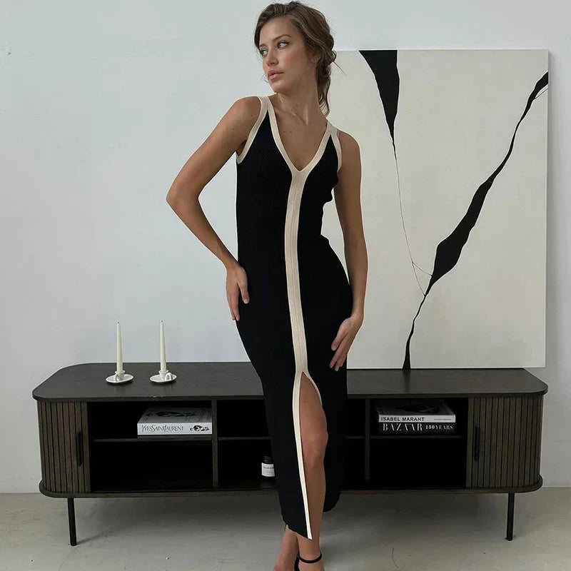 Lila | Chic Sleeveless V-Neck Dress