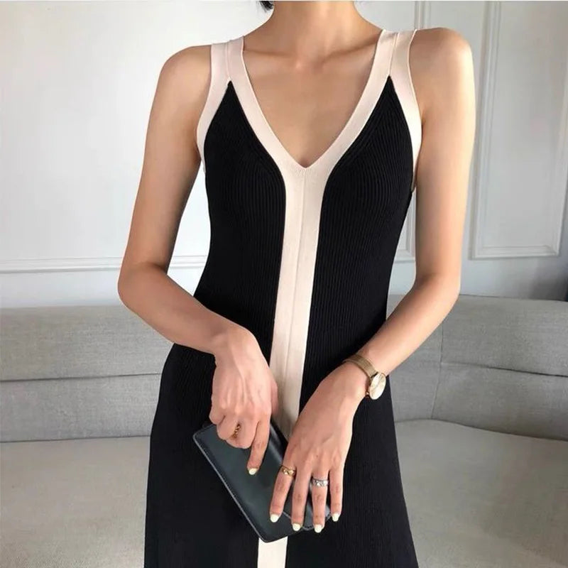 Lila | Chic Sleeveless V-Neck Dress