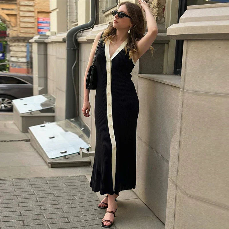 Lila | Chic Sleeveless V-Neck Dress